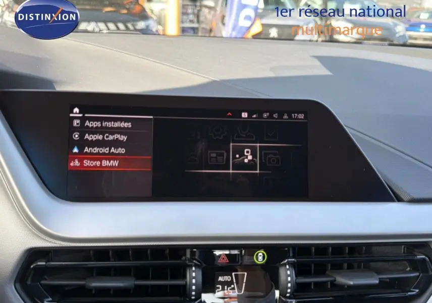 Écran tactile central du tableau de bord de la BMW Série 1 116i 2022 avec interface Apple CarPlay et Android Auto.