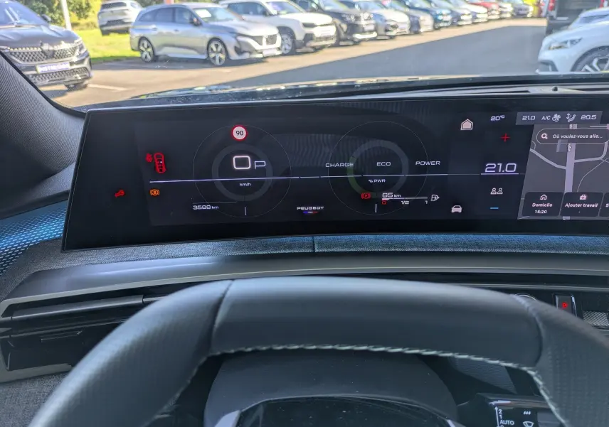 Vue intérieure du tableau de bord numérique du Peugeot 3008 Hybrid 145 GT, avec affichage moderne et volant partiel visible.
