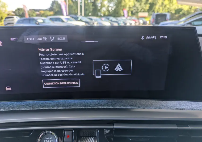 Écran central tactile du Peugeot 3008 Hybrid 145 GT 2025, affichant la fonction Mirror Screen, intérieur tissu gris.