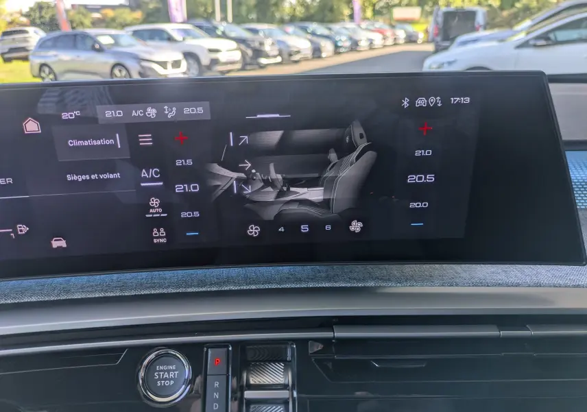 Écran tactile intérieur du Peugeot 3008 Hybrid 145 GT montrant les réglages de climatisation et sièges chauffants.