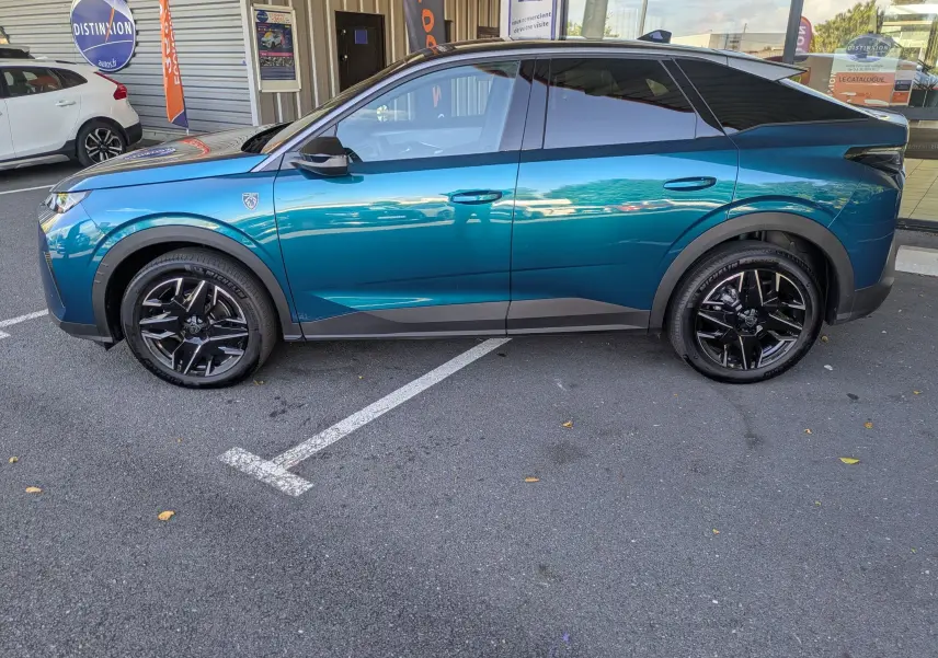 Vue de profil côté gauche du Peugeot 3008 Hybrid 145 GT bleu Obsession avec toit noir et jantes noires brillantes.
