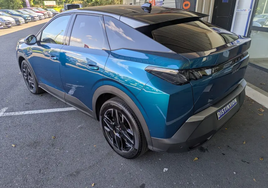 Vue 3/4 arrière droite du Peugeot 3008 Hybrid 145 GT bleu Obsession avec toit noir et jantes noires brillantes.