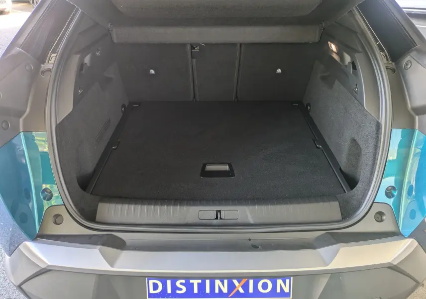 Coffre ouvert vu de l'arrière d'un Peugeot 3008 Hybrid 145 GT bleu Obsession avec toit noir, intérieur noir.