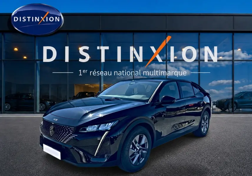Peugeot 408 Hybrid 145 allure e-dcs6 noire vue 3/4 avant droit devant une vitrine Distinxion.