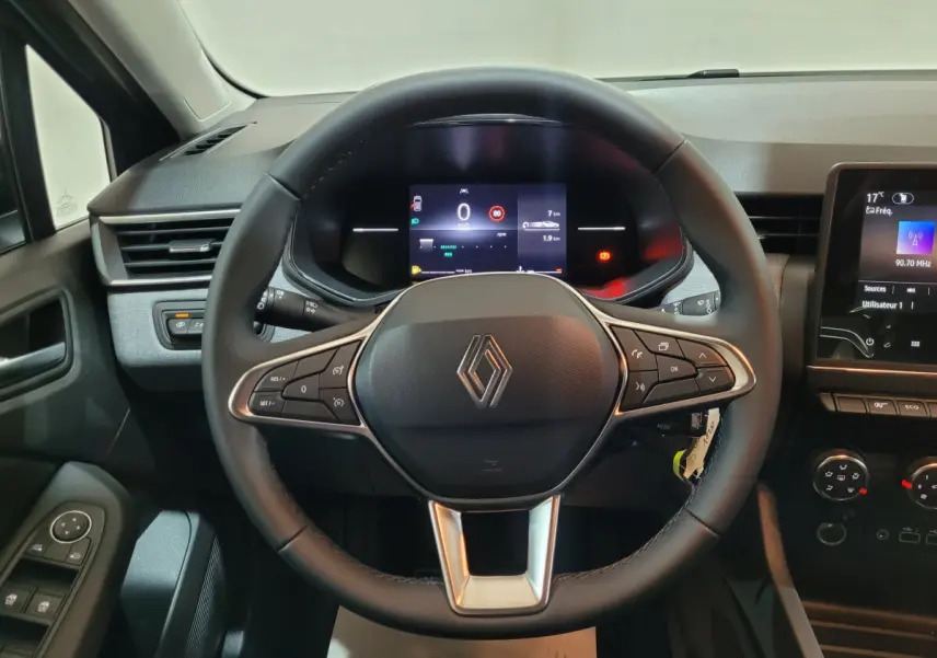 Vue frontale du volant cuir noir de la Renault Clio gris foncé, avec tableau de bord numérique et écran tactile central.