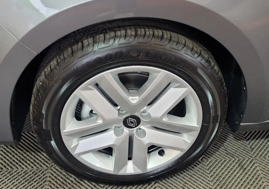Gros plan sur la roue avant droite d'une Renault Clio gris foncé, avec jante alliage et pneu Goodyear visible.