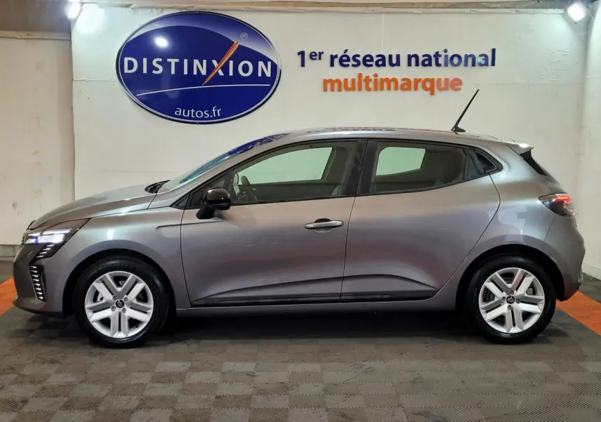 Profil côté gauche d'une Renault Clio gris foncé 2025 Evolution Blue dCi 100, avec jantes alliage et feux LED distinctifs.