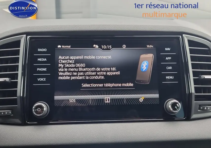 Écran tactile central du tableau de bord d'une Skoda Karoq noir, affichant le menu Bluetooth et les commandes multimédia.