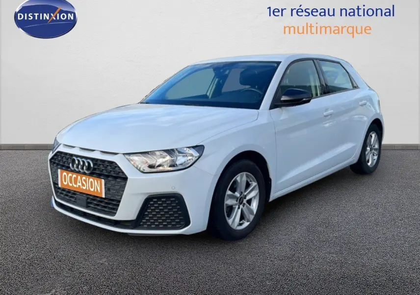 Audi A1 Sportback blanc glacier en vue 3/4 avant droit, mettant en valeur sa calandre hexagonale et ses jantes argentées.