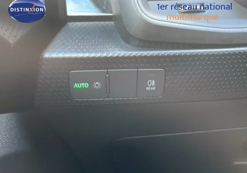Gros plan sur les commandes d'éclairage automatiques et antibrouillard arrière de l'Audi A1 Sportback 2023.