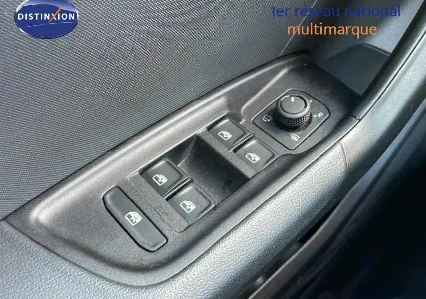 Gros plan sur les commandes de lève-vitres et réglage des rétroviseurs côté conducteur d'une Audi A1 Sportback blanche.