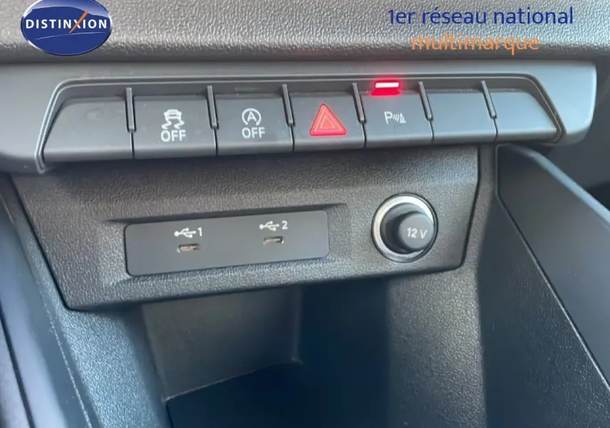 Vue rapprochée de la console centrale de l'Audi A1 Sportback 2023, montrant les boutons de contrôle et ports USB.