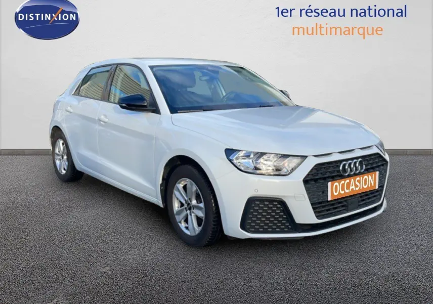 Audi A1 Sportback blanc glacier vue 3/4 avant droit avec calandre noire et jantes argentées