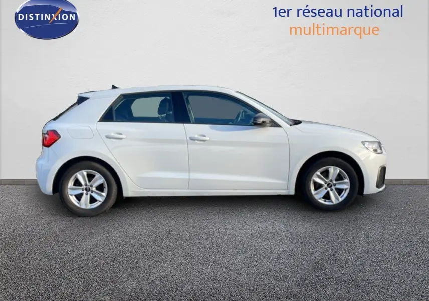 Profil côté gauche d'une Audi A1 Sportback blanche glacier métal de 2023, compacte et élégante, sur fond neutre.