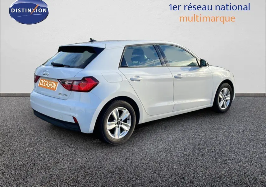 Audi A1 Sportback blanc glacier métal vue 3/4 arrière côté droit, avec jantes alliage et hayon fermé.