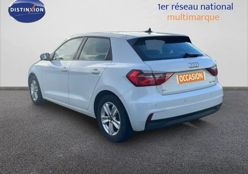 Audi A1 Sportback blanc glacier métal vue 3/4 arrière côté gauche sur fond neutre avec plaque occasion.