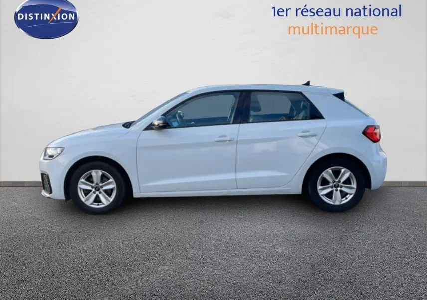 Profil côté gauche d'une Audi A1 Sportback blanche glacier métal 5 portes, vue sur fond neutre en extérieur.