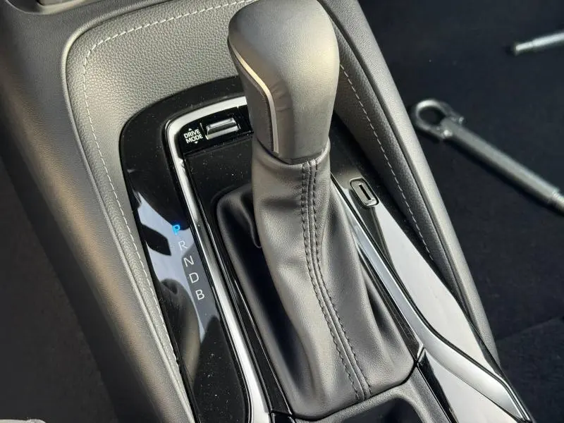 Gros plan sur le levier de vitesse automatique noir de la Toyota Corolla 1.8 HYB 140ch Sport PACK TECH 2025.