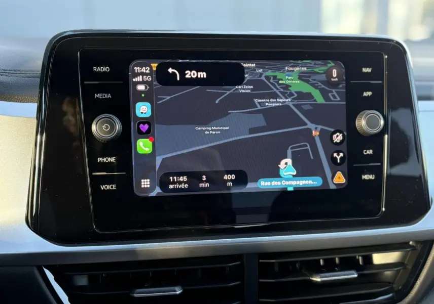 Écran tactile 8 pouces du système de navigation du Volkswagen T-Roc 1.5 TSI gris Indium, vue intérieure frontale.