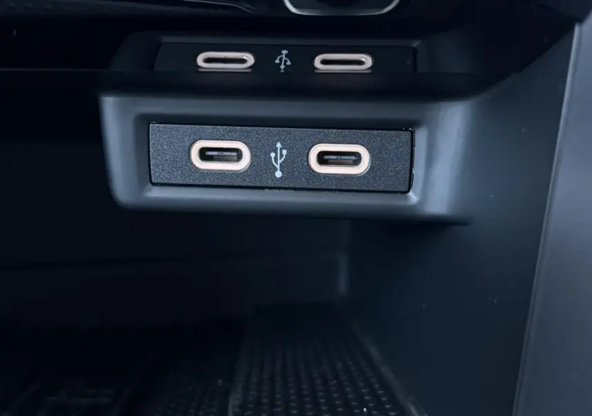 Gros plan sur les ports USB-C doubles du Volkswagen T-Roc 1.5 TSI 150 DSG Life 30 Years, intérieur noir.