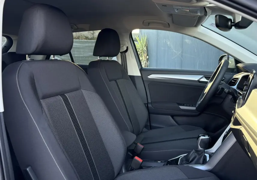 Vue intérieure côté droit des sièges avant noirs du Volkswagen T-Roc 1.5 TSI 150 DSG Life 30 Years avec volant multifonction.