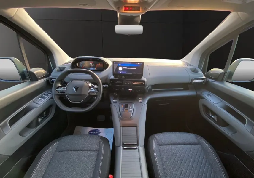 Vue intérieure avant du Peugeot Rifter 2026, tableau de bord moderne avec écran tactile et volant compact multifonction.