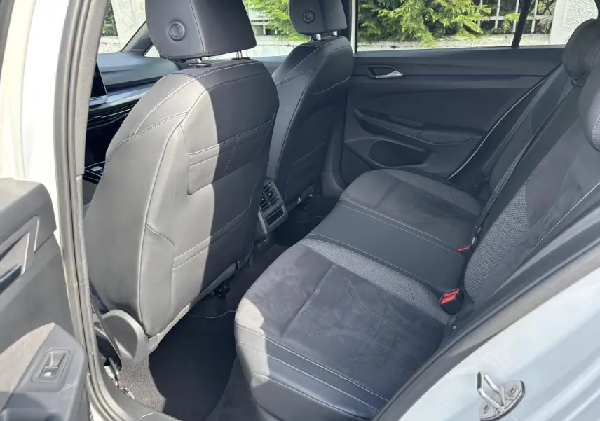 Vue intérieure arrière côté droit de la Volkswagen Golf 1.5 eTSI Edition 50 2024 avec sièges noirs en cuir et alcantara.