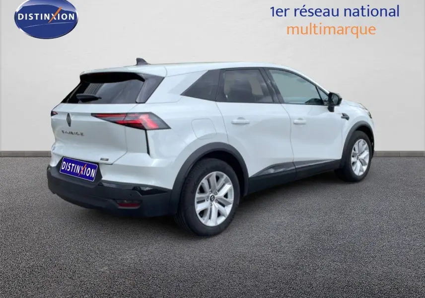 Vue 3/4 arrière droite d'un Renault Symbioz gris Rafale métal, soulignant ses lignes modernes et ses feux arrière LED.