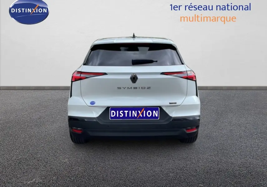 Vue arrière d'une Renault Symbioz gris rafale métal 2025 avec feux arrière fins et logo central distinctif.