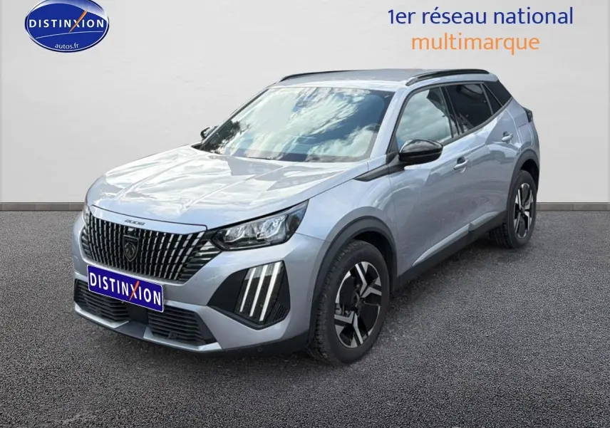 Peugeot 2008 gris artense vue 3/4 avant droit avec calandre noire et feux LED verticaux distinctifs.