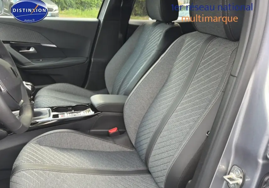 Vue intérieure côté droit des sièges avant en tissu gris embossé du Peugeot 2008 1.2 100 allure gris artense 2025.
