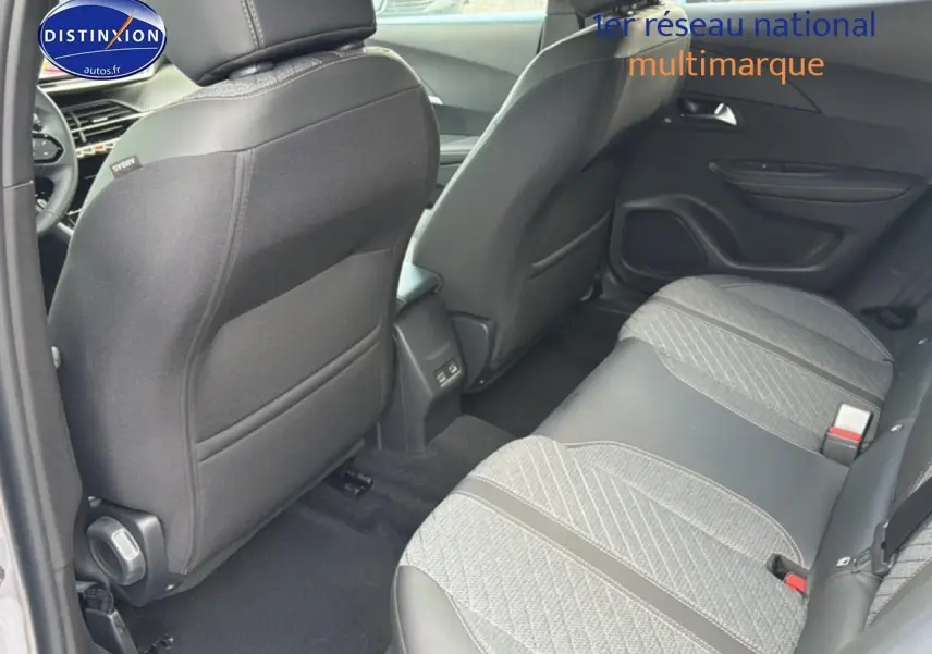 Vue arrière intérieure du Peugeot 2008 gris Artense, mettant en valeur la banquette arrière en tissu et cuir embossé.