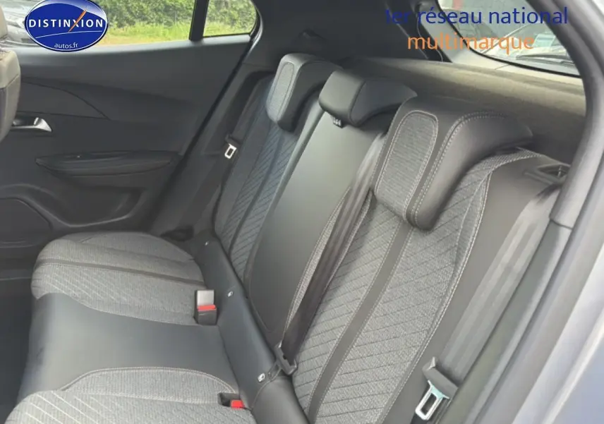 Vue latérale droite de la banquette arrière en tissu gris embossé du Peugeot 2008 1.2 100 Allure 2025.