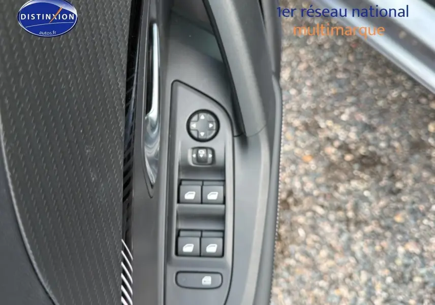 Détail des commandes de lève-vitres et rétroviseurs sur la porte côté conducteur d'une Peugeot 2008 gris Artense.