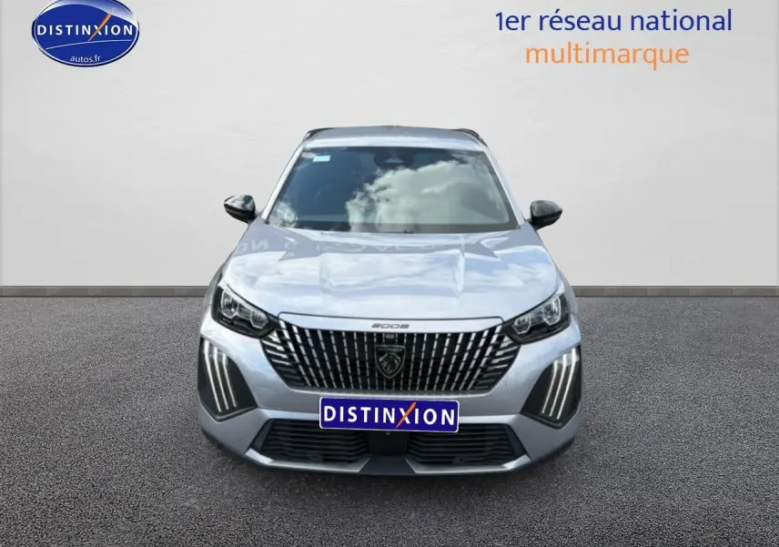 Vue frontale d'un Peugeot 2008 gris artense 2025 avec calandre verticale et feux LED distinctifs.