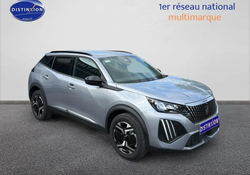 Peugeot 2008 gris artense en 3/4 avant droit, avec jantes alu et feux LED distinctifs.