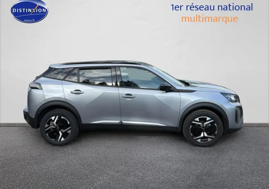 Profil droit d'un Peugeot 2008 1.2 100 Allure gris Artense avec jantes alu et vitres teintées, vue extérieure claire.