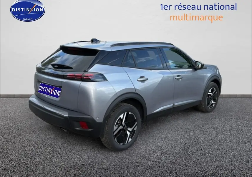 Peugeot 2008 gris artense en 3/4 arrière droit, avec jantes alu et vitres arrière teintées.