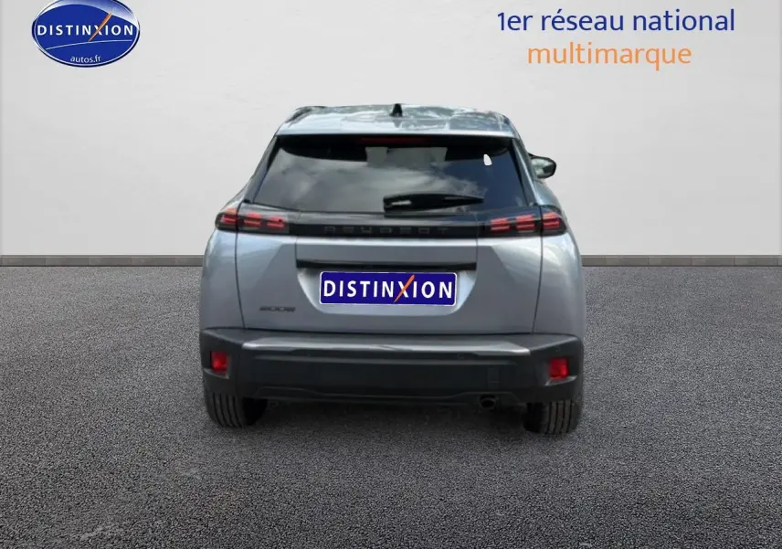 Vue arrière d’un Peugeot 2008 gris Artense 2025 avec feux arrière LED et lunette arrière teintée.