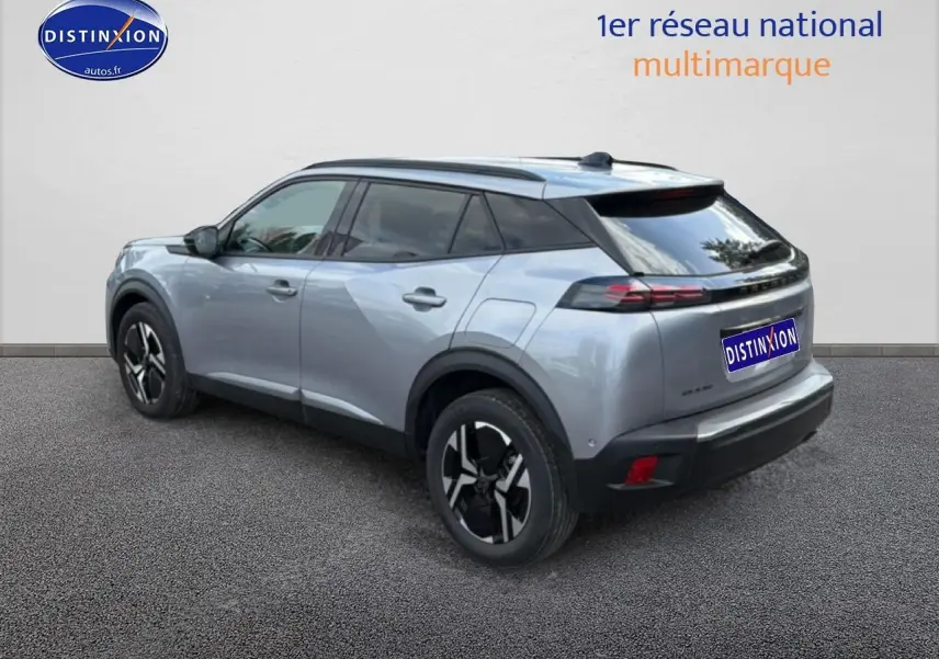 Vue 3/4 arrière droit du Peugeot 2008 gris artense avec jantes alu et vitres arrière teintées.