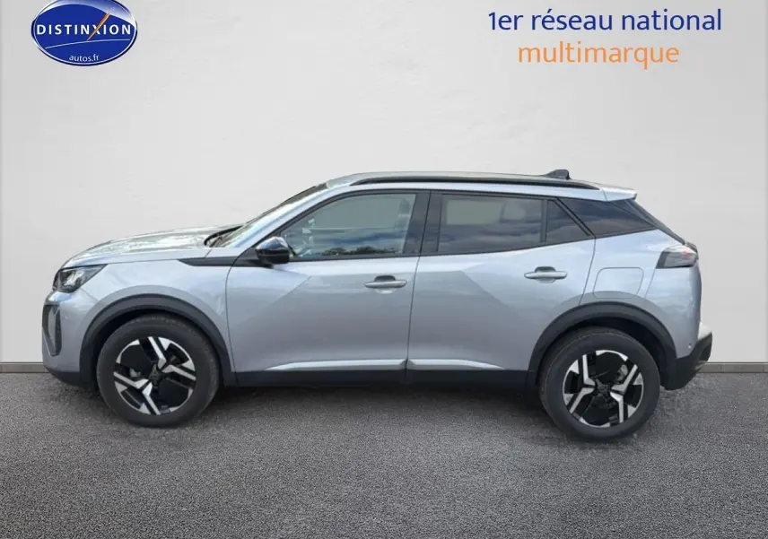 Vue latérale droite du Peugeot 2008 1.2 100 Allure gris Artense avec jantes alliage et vitres arrière teintées.
