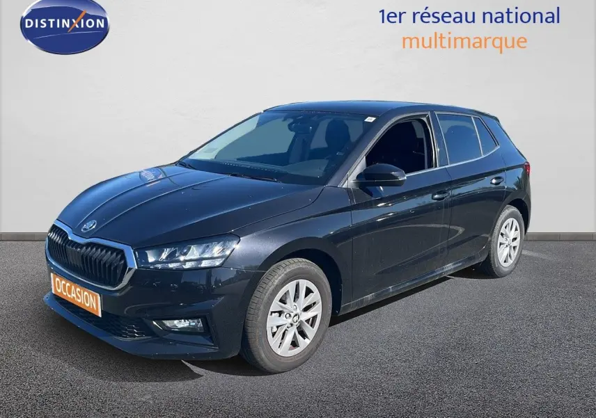 Vue 3/4 avant droite d'une Skoda Fabia noire métal 2025 avec jantes alliage et calandre chromée.
