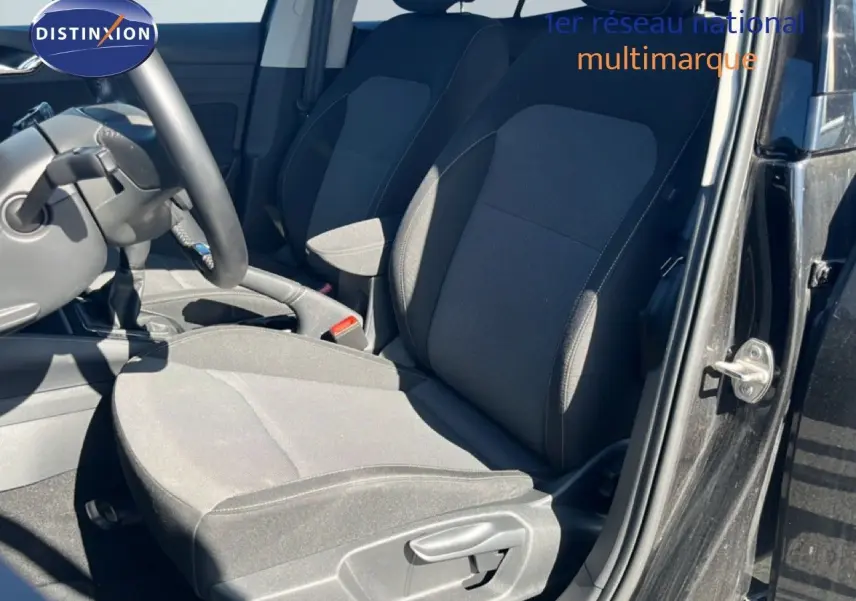 Vue intérieure côté conducteur de la SKODA FABIA 2025 noire, montrant les sièges en tissu gris et la boîte manuelle.