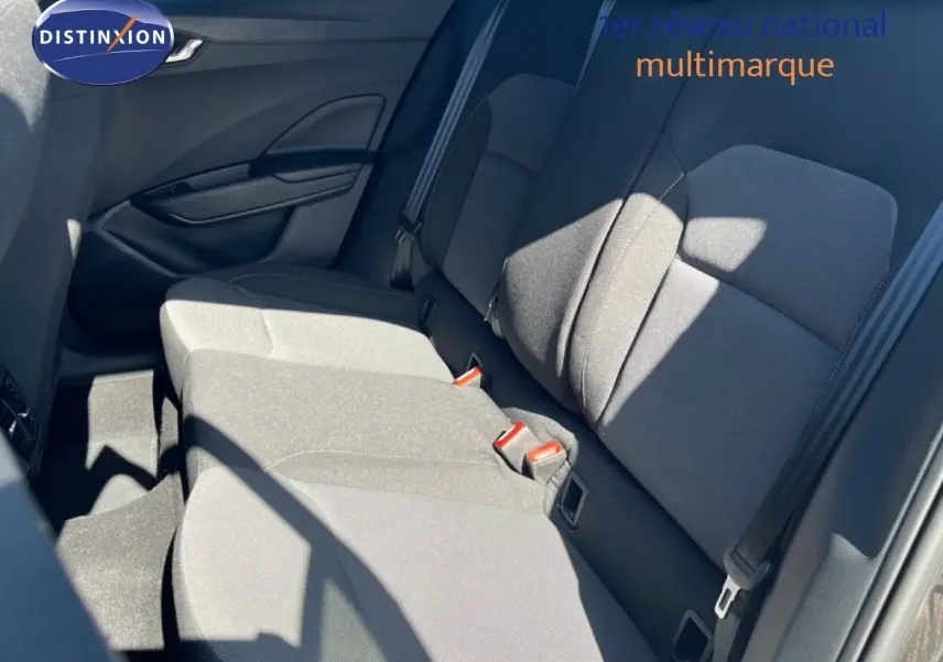 Vue intérieure montrant la banquette arrière côté gauche de la Skoda Fabia 2025 avec sellerie tissu gris noir.