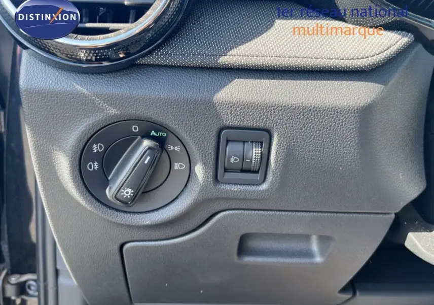 Détail du tableau de bord côté gauche avec commande des phares de la Skoda Fabia noir magique métal 2025.