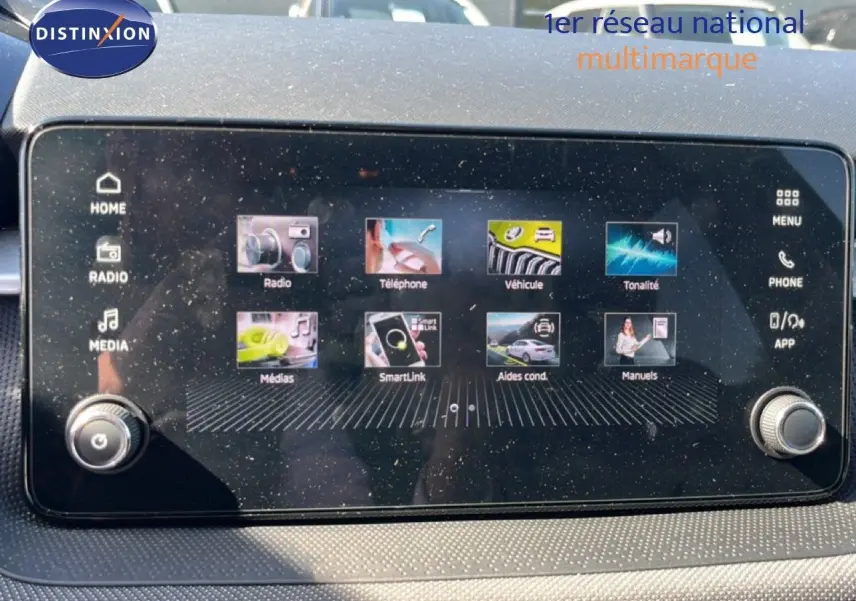 Écran tactile central du tableau de bord de la Skoda Fabia 2025, affichant les options multimédias et connectivité.
