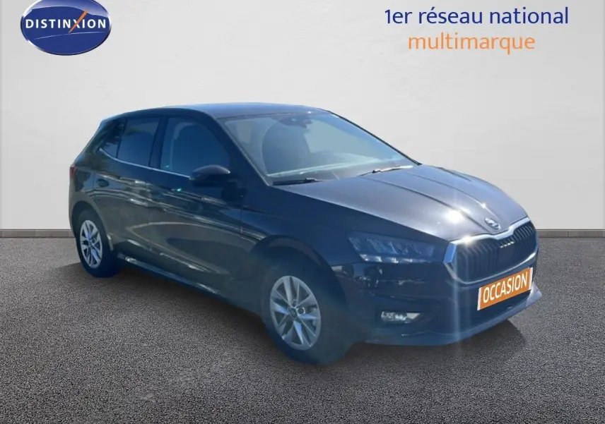 Vue 3/4 avant d'une Skoda Fabia noire métal 2025 avec calandre distinctive et jantes alliage 15 pouces.
