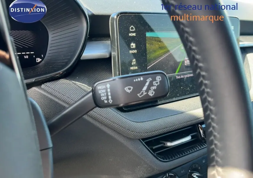 Détail du commodo d’essuie-glace côté gauche avec écran tactile et tableau de bord partiel d’une Skoda Fabia noire.