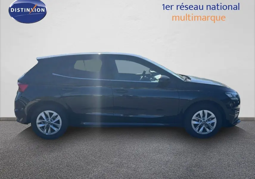 Vue de profil côté gauche d'une Skoda Fabia 2025 noire métallisée avec jantes alliage et vitres teintées.