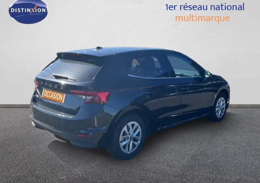 Vue 3/4 arrière droite d'une Skoda Fabia noire métal 2025 avec jantes alliage et feux arrière LED distinctifs.